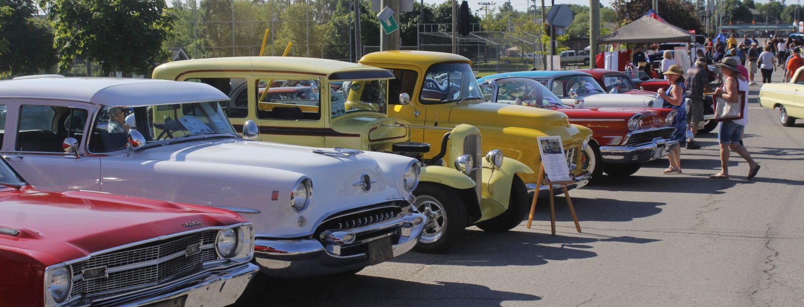 Cars lined up for Roar by the Shores